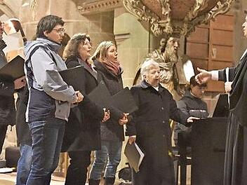 Der kleine liturgische Chor begleitete unter Leitung von Pfarrer Hohlweg (rechts) den beeindruckenden Gottesdienst mit Liedbeiträgen. Foto: sn