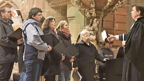 Der kleine liturgische Chor begleitete unter Leitung von Pfarrer Hohlweg (rechts) den beeindruckenden Gottesdienst mit Liedbeiträgen. Foto: sn