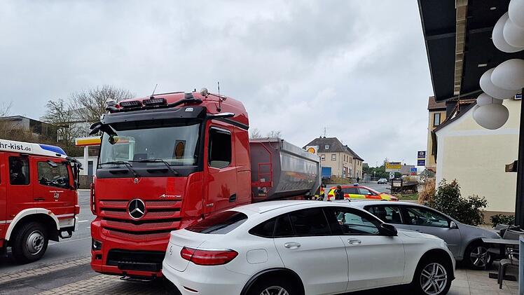 Würzburg: Spektakulärer Unfall in Kist - Lkw knallt vor Bäckerei in drei Autos - "verlor Kontrolle"