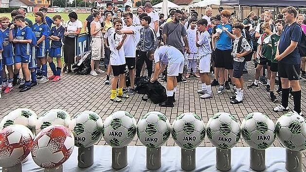 Die Bälle liegen als Preise für die Siegerehrung des Fußballturniers in Ampferbach bereit.