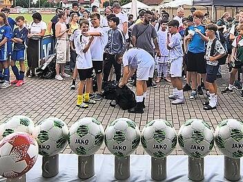 Die Bälle liegen als Preise für die Siegerehrung des Fußballturniers in Ampferbach bereit.