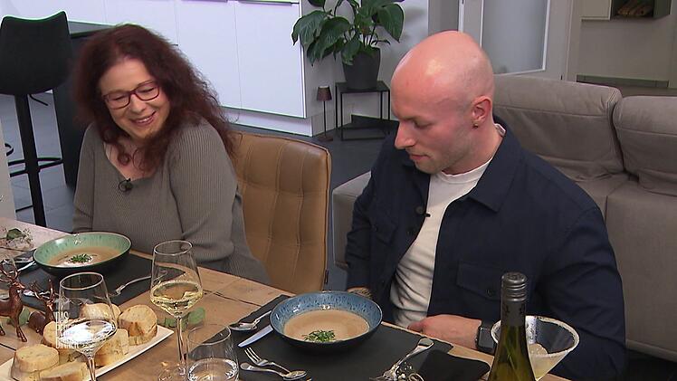 Elina (l.) und Alex (r.) probieren die Maronensuppe mit rustikalem Baguette.