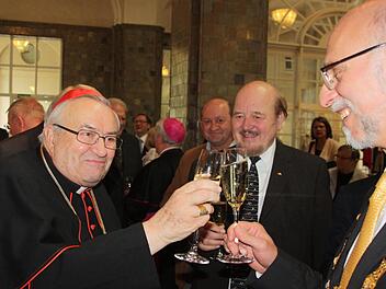 Stoßen auf Julius Kardinal Döpfner an (von links): Karl Kardinal Lehmann, der frühere ZdK-Vizepräsident Walter Bayerlein und Bad Kissingens Oberbürgermeister Kay Blankenburg.  Foto: Edgar Bartl