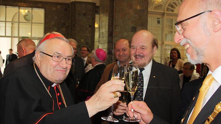 Stoßen auf Julius Kardinal Döpfner an (von links): Karl Kardinal Lehmann, der frühere ZdK-Vizepräsident Walter Bayerlein und Bad Kissingens Oberbürgermeister Kay Blankenburg.  Foto: Edgar Bartl