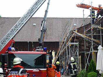 Mit der Drehleiter wird der verunglückte Zimmermann von der Feuerwehr gerettet. Foto: Wicklein