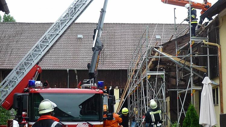 Mit der Drehleiter wird der verunglückte Zimmermann von der Feuerwehr gerettet. Foto: Wicklein