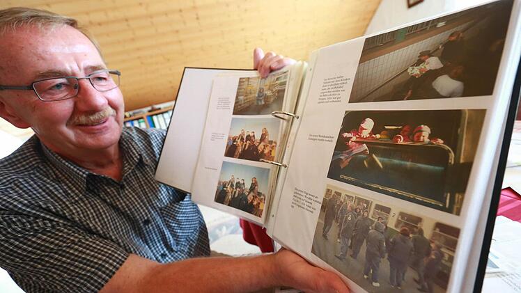 Wenn Herbert Gögelein den Ordner mit den Bildern vom Oktober 1989 aufschlägt, wird der frühere Bankvorstand emotional. Die Fotos zeigen unter anderem ein Kind, das durchs Zugfenster eine westdeutsche Zeitung entgegennimmt.  Foto: Hendrik Steffens/privat