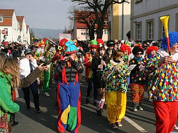 Das "Hirschaider Blech" als lustige Musikanten: Mit Evergreens und Gassenhauern durch den Ortskern marschieren und das nach Tausenden zählende Publikum zum Singen und Schunkeln anregen, das gelang gut beim Heimspiel unter blauem Himmel. Foto: Werner Baier