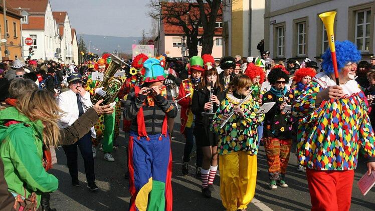 Das "Hirschaider Blech" als lustige Musikanten: Mit Evergreens und Gassenhauern durch den Ortskern marschieren und das nach Tausenden zählende Publikum zum Singen und Schunkeln anregen, das gelang gut beim Heimspiel unter blauem Himmel. Foto: Werner Baier