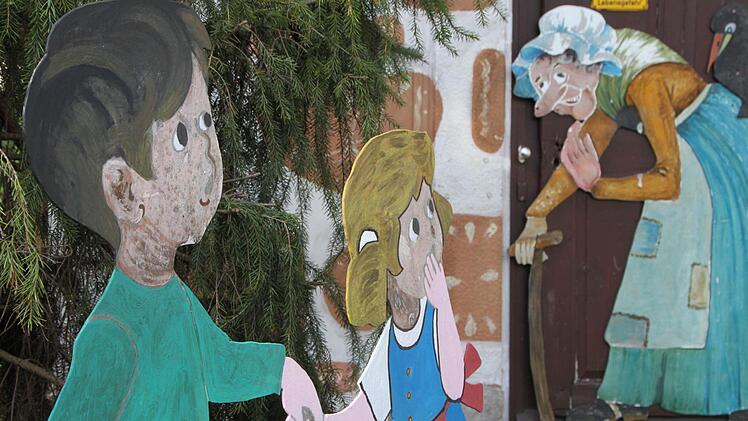 Hänsel und Gretel treffen die böse Hexe, die ihr Pfefferkuchenhaus in ein verschönertes Trafohäuschen verlegt hat.