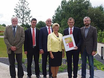 Die Stadt Teuschnitz freut sich über eine großzügige Spende der Sparkassenstiftung Ludwigsstadt von 5000 Euro - hier (v. l.) Rudolf Landmann (AELF Münchberg), Geschäftsstellenleiter Uwe Pfadenhauer, Gebietsdirektor Peter Goihl, Bürgermeisterin Gabriele Weber, Vorstand Harry Weiß und Hans-Peter Müller (Arnikavereins-Vorsitzender). Foto: hs