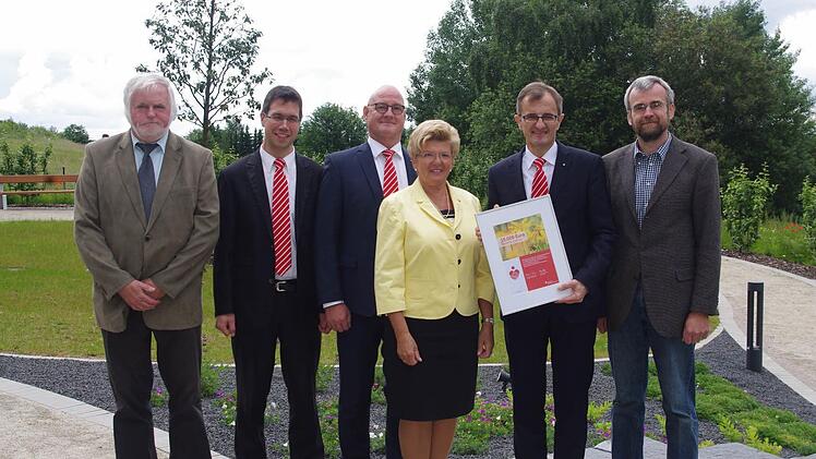 Die Stadt Teuschnitz freut sich über eine großzügige Spende der Sparkassenstiftung Ludwigsstadt von 5000 Euro - hier (v. l.) Rudolf Landmann (AELF Münchberg), Geschäftsstellenleiter Uwe Pfadenhauer, Gebietsdirektor Peter Goihl, Bürgermeisterin Gabriele Weber, Vorstand Harry Weiß und Hans-Peter Müller (Arnikavereins-Vorsitzender). Foto: hs