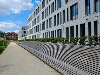 Die längste Parkbank Nürnbergs. Fotos: Pelke