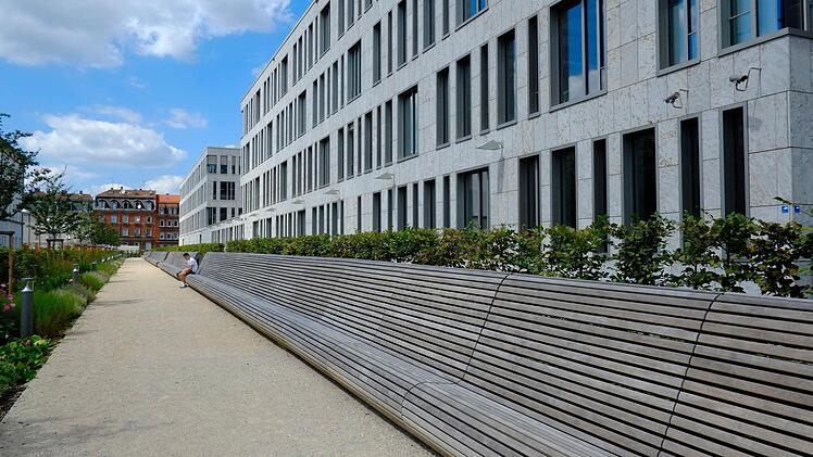 Die längste Parkbank Nürnbergs. Fotos: Pelke