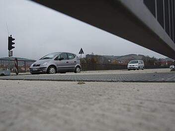 Eine Ampel regelt zurzeit den Verkehr an der Saalebrücke.Foto: Arkadius Guzy