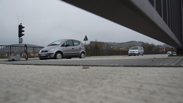 Eine Ampel regelt zurzeit den Verkehr an der Saalebrücke.Foto: Arkadius Guzy