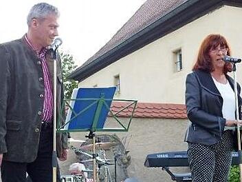 Martin Strobel und Ute Bächer von der Gschichtla-Werkstatt aus Helmbrechts unterhalten das Publikum mit Geschichten mitten aus dem Leben gegriffen. Foto: Klaus-Peter Wulf