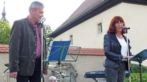 Martin Strobel und Ute Bächer von der Gschichtla-Werkstatt aus Helmbrechts unterhalten das Publikum mit Geschichten mitten aus dem Leben gegriffen. Foto: Klaus-Peter Wulf