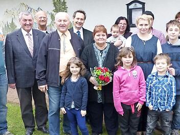 Das Jubelpaar Waltraud und Otto Sesselmann (Bildmitte) im Kreis der Familie und Gratulantenschar. Foto: Klaus-Peter Wulf