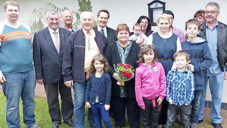 Das Jubelpaar Waltraud und Otto Sesselmann (Bildmitte) im Kreis der Familie und Gratulantenschar. Foto: Klaus-Peter Wulf
