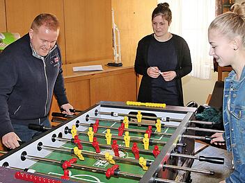 Bürgermeister Matthias Klement (links) hatte beim Tischfußball-Duell mit der jungen Dame (rechts) alle Hände voll zu tun. Foto: Dieter Britz