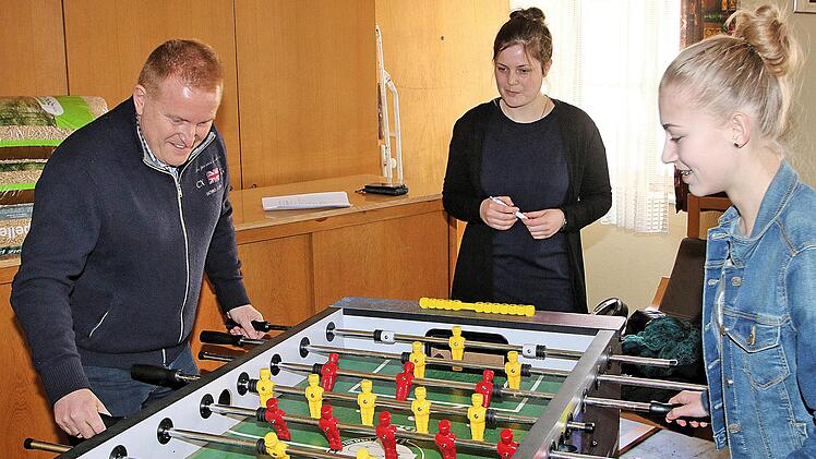 Bürgermeister Matthias Klement (links) hatte beim Tischfußball-Duell mit der jungen Dame (rechts) alle Hände voll zu tun. Foto: Dieter Britz