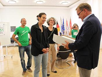 Antonia Grim und Virginie Cavanna übergeben die Online-Petition an Oberbürgermeister Andreas Starke, links im Bild Björn Scharf von der Bürgerinitiative "Für den Hauptsmoorwald". Foto: Stefan Fößel