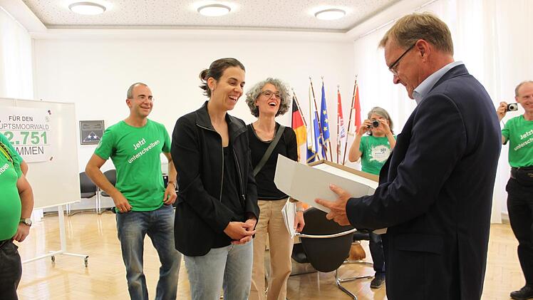 Antonia Grim und Virginie Cavanna übergeben die Online-Petition an Oberbürgermeister Andreas Starke, links im Bild Björn Scharf von der Bürgerinitiative "Für den Hauptsmoorwald". Foto: Stefan Fößel
