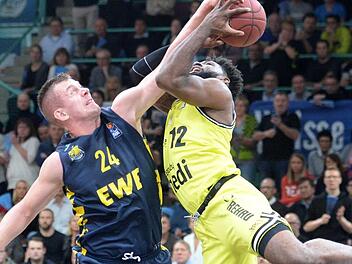 Hassan Martin (rechts) wird vom Oldenburger  Rasid Mahalbasic geblockt. Foto: Peter Mularczyk