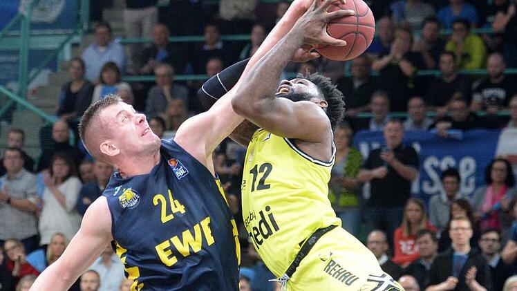 Hassan Martin (rechts) wird vom Oldenburger  Rasid Mahalbasic geblockt. Foto: Peter Mularczyk