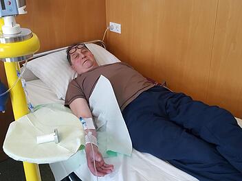 Richard Freibott, wie das Mittel Lutetium 177 in Bad Berka injiziert bekommt. Foto: Zentralklinik Bad Berka/Freibott