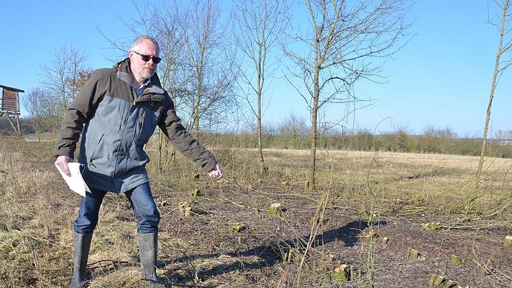 Frank Reißenweber (auf dem Foto in der Nähe von Meeder) erläuterte den Itzgründer Gemeinderäten das Maßnahmenpaket 2018/2019 des Landschaftspflegeverbandes. Foto: Rainer Lutz (CT-Archiv)