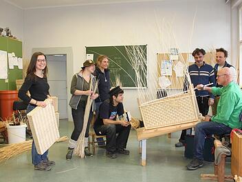 Die Herstellung einer gewürfelten Truhe ist Pflicht bei der Meisterprüfung. Fachlehrer Uwe Böker (rechts) erklärt, worauf es ankommt. Im Bild (v. l.) die Meisterschüler Anne Rumpel, Nina-Regina Nötzelmann, Julia Treubel, Nepomuk Neyer, Lefteris Philippidis und Emmanuel Heringer. Foto: Popp