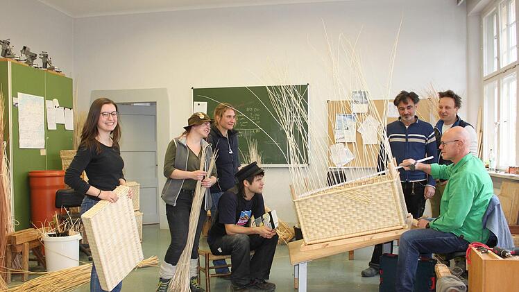 Die Herstellung einer gewürfelten Truhe ist Pflicht bei der Meisterprüfung. Fachlehrer Uwe Böker (rechts) erklärt, worauf es ankommt. Im Bild (v. l.) die Meisterschüler Anne Rumpel, Nina-Regina Nötzelmann, Julia Treubel, Nepomuk Neyer, Lefteris Philippidis und Emmanuel Heringer. Foto: Popp