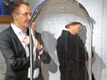 Ohne Bestäubung keine Früchte - auch keine Schokolade. Deshalb setzt Natalie Port die Früchte unter Glas.
