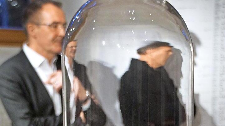 Ohne Bestäubung keine Früchte - auch keine Schokolade. Deshalb setzt Natalie Port die Früchte unter Glas.