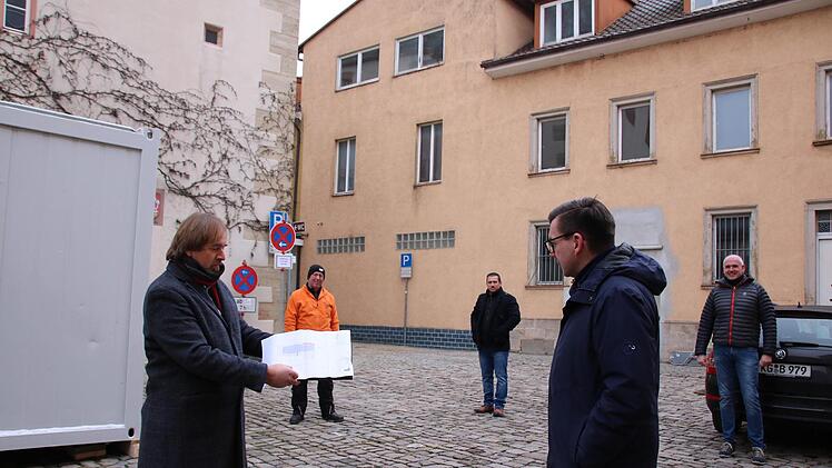 Stadtbaumeister Detlef Mohr (von links), Polier Stefan Gunkel, Bauleiter Andreas Pracht, Bürgermeister Armin Warmuth und Andreas Reuter vom Hochbau besprechen Details am Buttenmarkt. Fotos: Ralf Ruppert