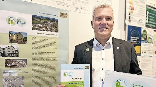 Bürgermeister Timo Ehrhardt freut sich über das Gütesiegel „Flächenbewusste Kommune“ für Ludwigsstadt.