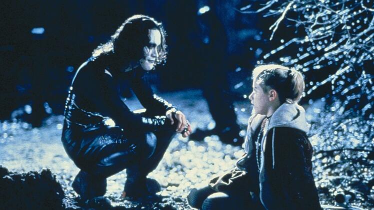 Auf seiner Reise zur&uuml;ck ins Leben besucht der ermordete Rock-Gitarrist Eric Draven (Brandon Lee) Sarah (Rochelle Davis), ein vernachl&auml;ssigtes kleines M&auml;dchen, dessen er sich zu Lebzeiten liebevoll angenommen hatte.