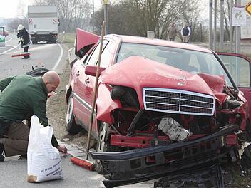Der beteiligte Mercedes hat nur noch Schrottwert. Am Ostersonntag ist es zu einem Unfall auf der B470 bei Uehlfeld gekommen. Foto: Sonja Werner