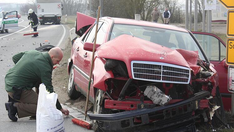 Der beteiligte Mercedes hat nur noch Schrottwert. Am Ostersonntag ist es zu einem Unfall auf der B470 bei Uehlfeld gekommen. Foto: Sonja Werner