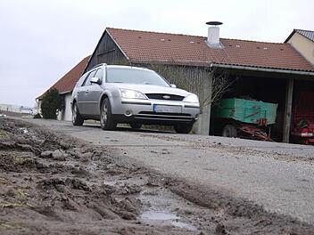 Schaut übel aus, wird aber erst nach Abschluss der Sanierung der Gleußener Ortsdurchfahrt wieder auf Vordermann gebracht: die Straße zwischen Lohof und Merkendorf im Gemeindegebiet Itzgrund. Foto: Berthold Köhler