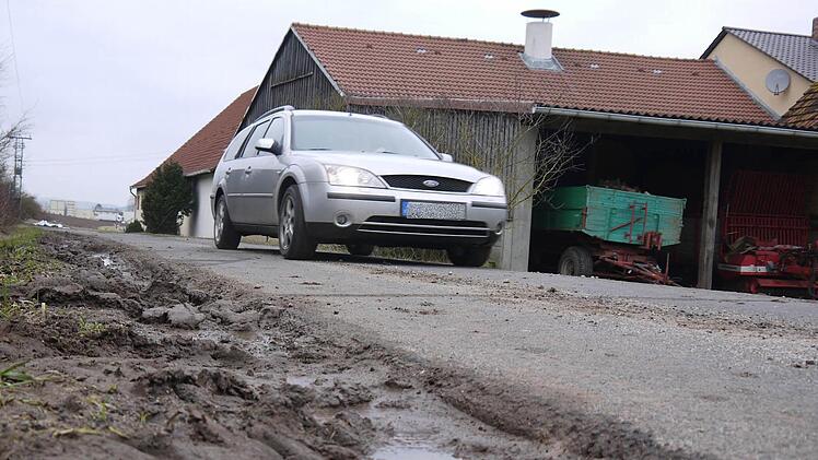 Schaut übel aus, wird aber erst nach Abschluss der Sanierung der Gleußener Ortsdurchfahrt wieder auf Vordermann gebracht: die Straße zwischen Lohof und Merkendorf im Gemeindegebiet Itzgrund. Foto: Berthold Köhler