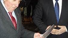 Enrico Popp (rechts) zeichnete Reinhard Schwarz aus.