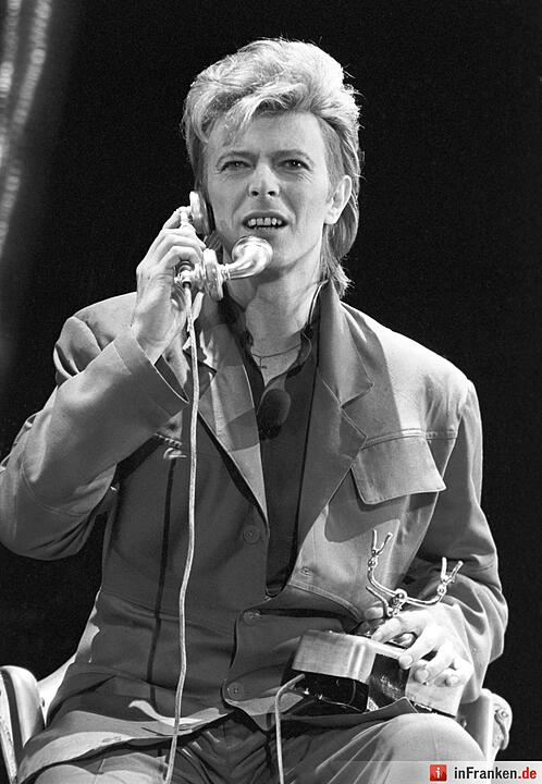 Der englische Sänger David Bowie während seines Konzertes am 06.06.1987 vor 60.000 Zuhörern in West-Berlin vor dem Reichstaggebäude. Foto: Chris Hoffmann/dpa