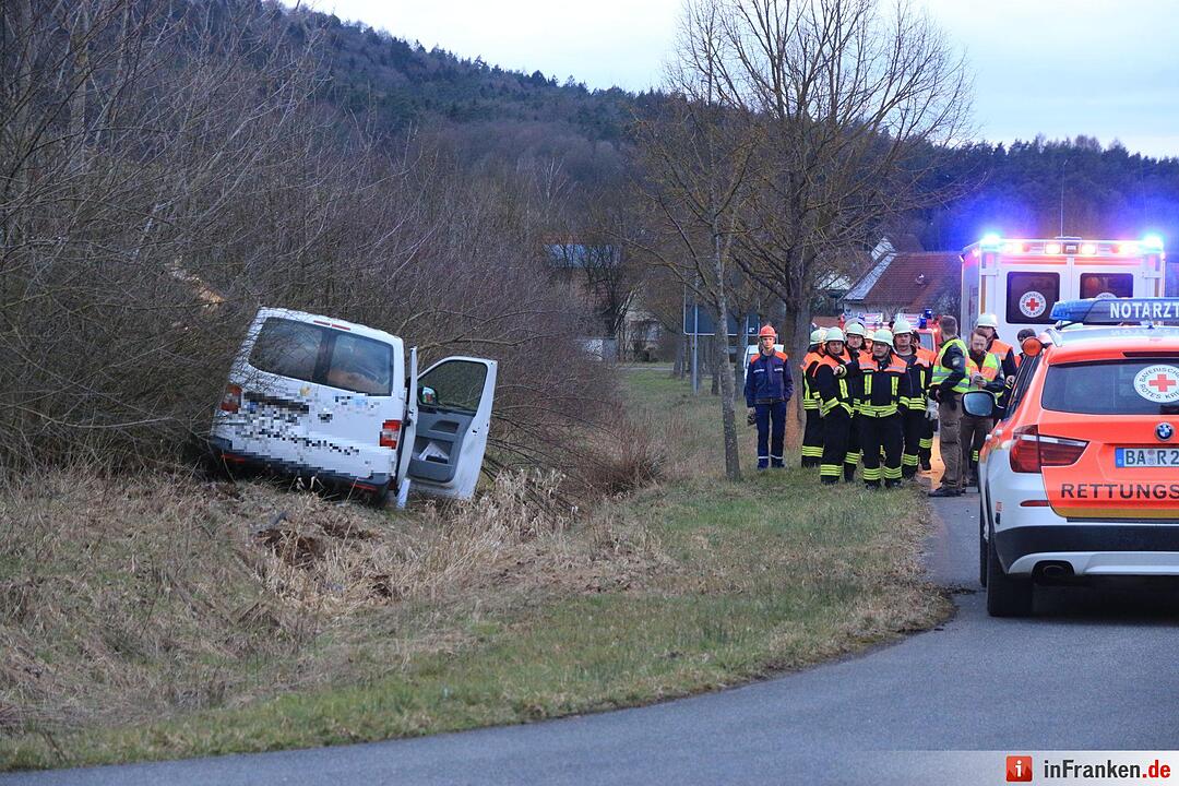 B279: Kleintransporter prallt gegen Baum