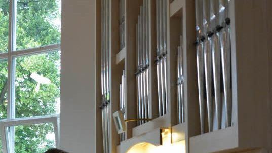 Regionalkantor Peter Rottmann an der Hey-Orgel. Foto: Björn Hein
