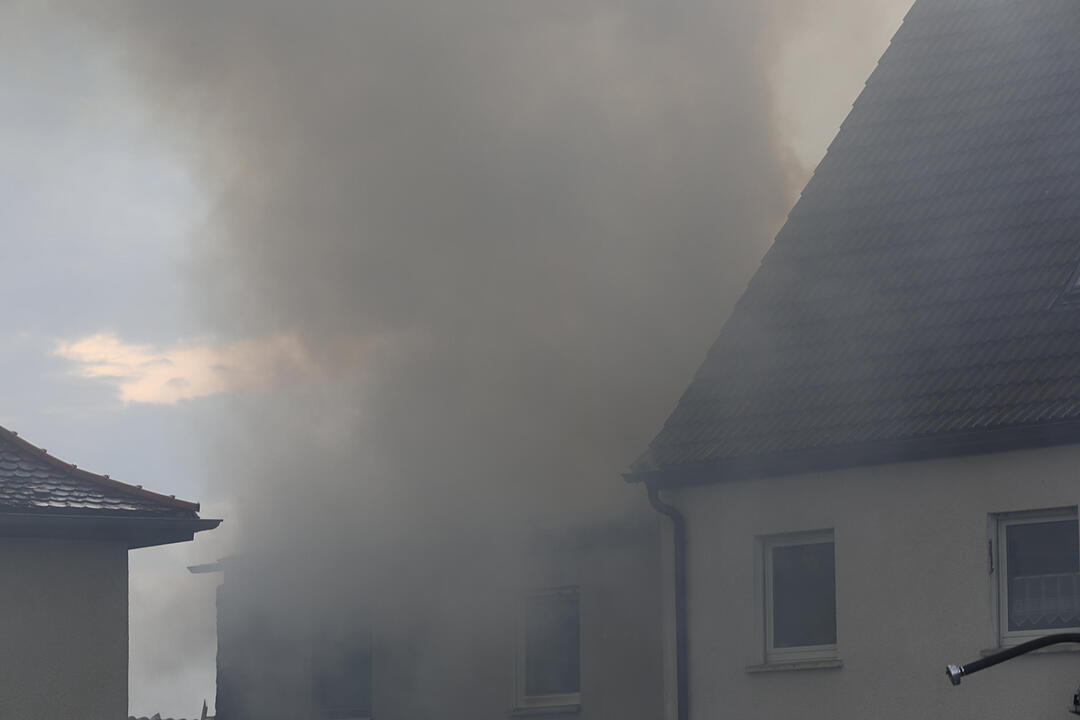 Hocher Schaden bei Brand in zwei Doppelhaushälften in Roth