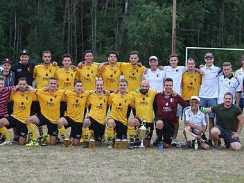 Der TSV Wollbach triumphiert: Unser Siegerbild zeigt (hinten, von links) Bürgermeister Waldemar Bug, Yannik Hartmann, Philipp Kirchner, Andreas Rost, Phil Pfaff, Simon Markart, Phil Schönhöfer, Timo Trost, Trainer Michael Jahns, Felix Warmuth, Benedikt Theimer, Marcel Metz, Maxi Rottenberger, Sportvorstand Steffen Schmitt und Udo Loibersbeck (DJK-SV Premich) sowie (vorne, von links) Tim Ehrenberg, Daniel Gisder, Fabian Höper, Johannes Kirchner, Tim Lindenau, Jonas Kirchner, Spielführer Matthi...