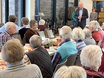 CSU-Stadtrat Detlef Heim berichtete, was in der aktuellen Legislaturperiode an Verbesserungen f&uuml;r Senioren erreicht werden konnte.  Foto: Bianca Volkert